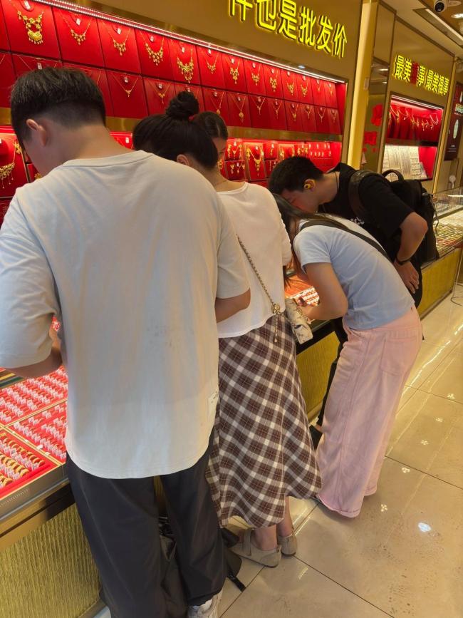 广州一金店推出1克黄金大饼 小克重金饰受追捧
